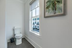 博福特1 Abbey Row的一间带卫生间和窗户的浴室