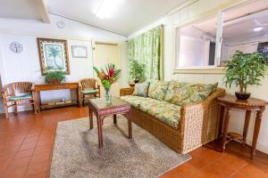 利胡埃卡维棕榈酒店的客厅配有沙发和桌子