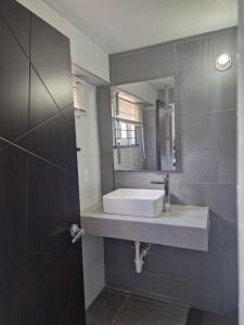 金斯敦Amharic的一间带水槽和镜子的浴室