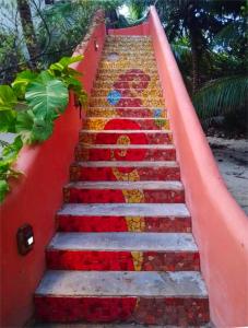 El PlacerMayan Beach Garden的楼梯上画着女人的画
