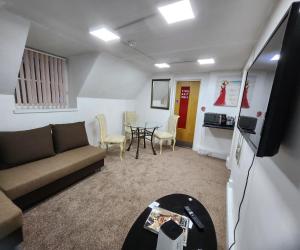 索利赫尔Flat in Solihull town centre, 2 Big rooms的客厅配有沙发和桌子