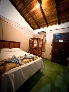 希门尼斯港Cabinas Tropicales的一间卧室设有一张床和木制天花板