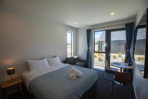 特卡波湖Luminous Tekapo的酒店客房设有一张床和一个大窗户