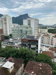 里约热内卢Gavea - o charme da Zona Sul RJ的享有城市和高楼的景色