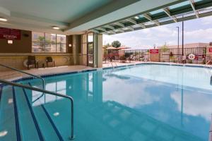 哥伦比亚Drury Plaza Hotel Columbia East的蓝色海水大型游泳池