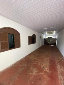 伊瓜苏Espaço confortável no centro da cidade的空车库,设有2扇窗户和天花板