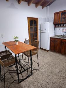瓜伊马延La Primi的厨房配有桌椅和冰箱。