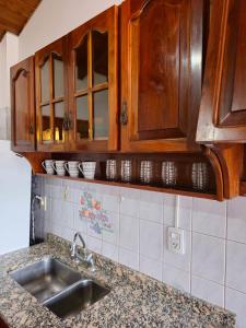 瓜伊马延La Primi的一个带水槽和木橱柜的厨房