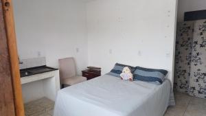 Rio Grande da SerraRo Rooms的一间卧室,配有一张床,枕头上配有泰迪熊