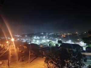 Rio Grande da SerraRo Rooms的夜晚带灯光的城市景观