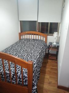 拉塞雷纳Habitación casa familia的一间卧室配有一张带黑白色棉被的床
