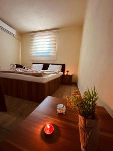 斯科普里Motel Atika的一间房间,配有一张床和一张桌子上的蜡烛