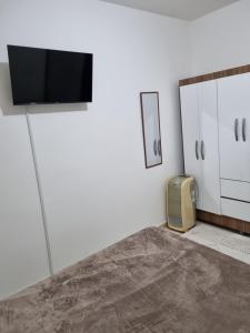 圣保罗Studio Ideal的客厅设有壁挂式电视和枕头。