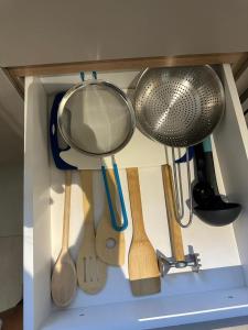 贝洛奥里藏特LOFTS CARIJOS CENTRO BH的抽屉里装满了厨房用具