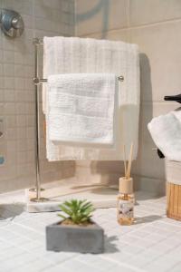 贝尔格莱德Train 23的浴室设有毛巾架,毛巾挂在毛巾架上