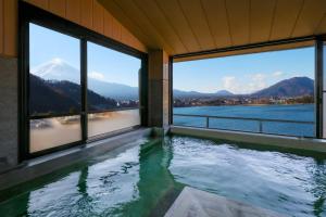 富士河口湖Asafuji温泉酒店的山景游泳池