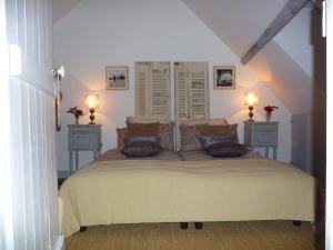 Chouzé-sur-LoireEscale de Loire Gîte的一间卧室配有一张带2个床头柜的大床