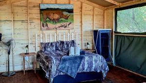 KlipdriftThorn Tree Bush Camp的小木屋内一间卧室,配有一张床