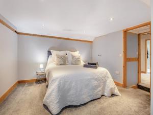 CroftRod Line Cottage的卧室配有一张大白色床和窗户