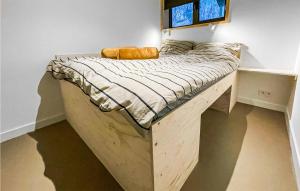 施皮尔3 Bedroom Nice Home In Spier的一张木架床