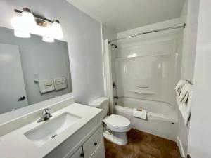 乔治王子城Anavada Inn & Suites - Prince George的白色的浴室设有水槽和卫生间。
