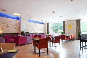 深圳深圳中洲圣廷苑酒店世纪楼, 华强北商圈的用餐室配有桌椅和粉红色的桌子