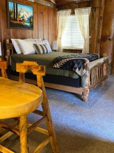 大熊湖2410 - Oak Knoll Duplex Studio #12 cabin的一间卧室配有两张床和一张桌子