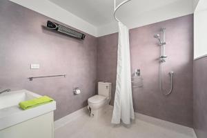 亚历山德拉Dicks Place - Alexandra Holiday Home的带淋浴、卫生间和盥洗盆的浴室