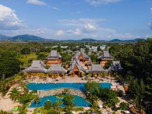 纳泰海滩Santhiya Phuket Natai Resort & Spa的享有带游泳池的度假村的空中景致