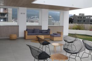 基多Acqualina Studios and Suites by Check-in Ec.的一个带椅子和沙发的屋顶庭院