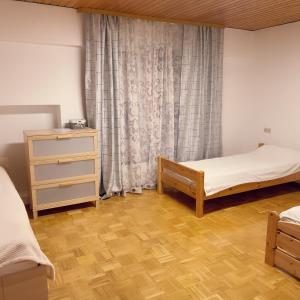 NiedensteinFamilienhaus的一间卧室设有两张床、一个梳妆台和窗户。