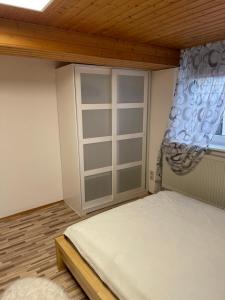 NiedensteinFamilienhaus的一间小卧室,配有床和窗户