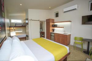 帕戈萨斯普林斯The Drift的酒店客房带一张床和一个厨房