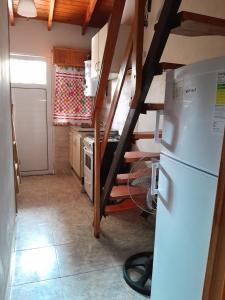 阿肖海Complejo Extremo的带冰箱的小厨房和楼梯