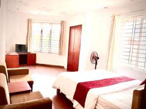 河内Vera Hotel Hà Nội的一间卧室配有一张床、一把椅子和窗户。