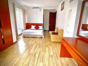 河内Vera Hotel Hà Nội的一间卧室配有一张带红色枕头的床
