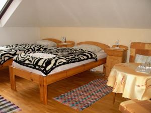 艾斯特根罗扎酒店和公寓的一间卧室配有床、两张桌子和地毯