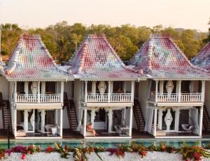 珀尼达岛Mambo Hill Resort的白色的大房子,设有瓷砖屋顶