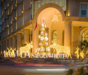 胡志明市La Vela Saigon Hotel的酒店前的圣诞展品