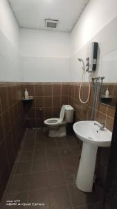 珍南海滩CHILL GUEST HOUSE CENANG的一间带卫生间和水槽的浴室