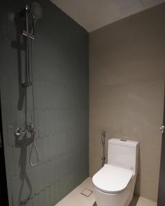 新加坡Jyu Capsule Hotel的一间带卫生间和淋浴的浴室