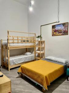 普埃布拉Céntrico Aparta Hotel, #3 Privado, ideal familias o trabajo的一间卧室配有两张双层床和一张黄色的床。