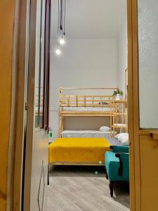 普埃布拉Céntrico Aparta Hotel, #3 Privado, ideal familias o trabajo的一间卧室配有双层床和黄色床垫