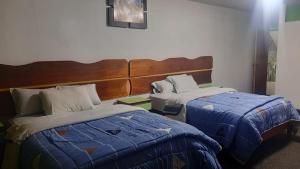 万卡约Sierra Verde - Muy Céntrico Hs的酒店客房设有两张床和床头板