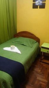 万卡约Sierra Verde - Muy Céntrico Hs的一间卧室配有一张带蜡烛的床
