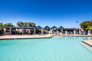 格纳拉巴普Panorama at Margarets Beach的度假村内一个蓝色的大泳池