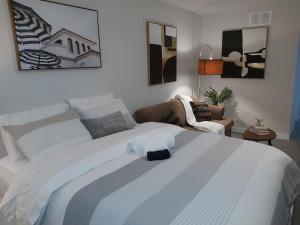 渥太华RB Homes的卧室配有一张白色的大床和一张沙发。