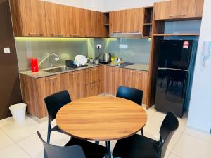 淡文Hygge Living@Sunway Onsen的厨房配有木桌和椅子