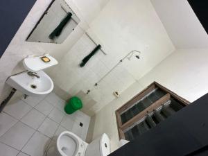 科托努HOTEL 229 42的一间带卫生间和水槽的浴室