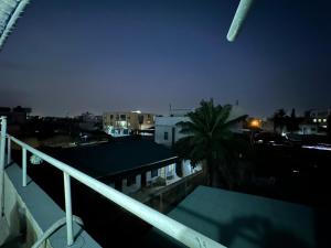 科托努HOTEL 229 42的阳台享有夜间城市美景。